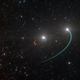 Interpretación artística del sistema binario, con la estrella más próxima orbitando alrededor de un pequeño agujero negro (su trayectoria está marcada en rojo).